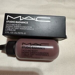 MAC Cosmetics Studio Radiance Face & Body Radiant sheer foundation - W9